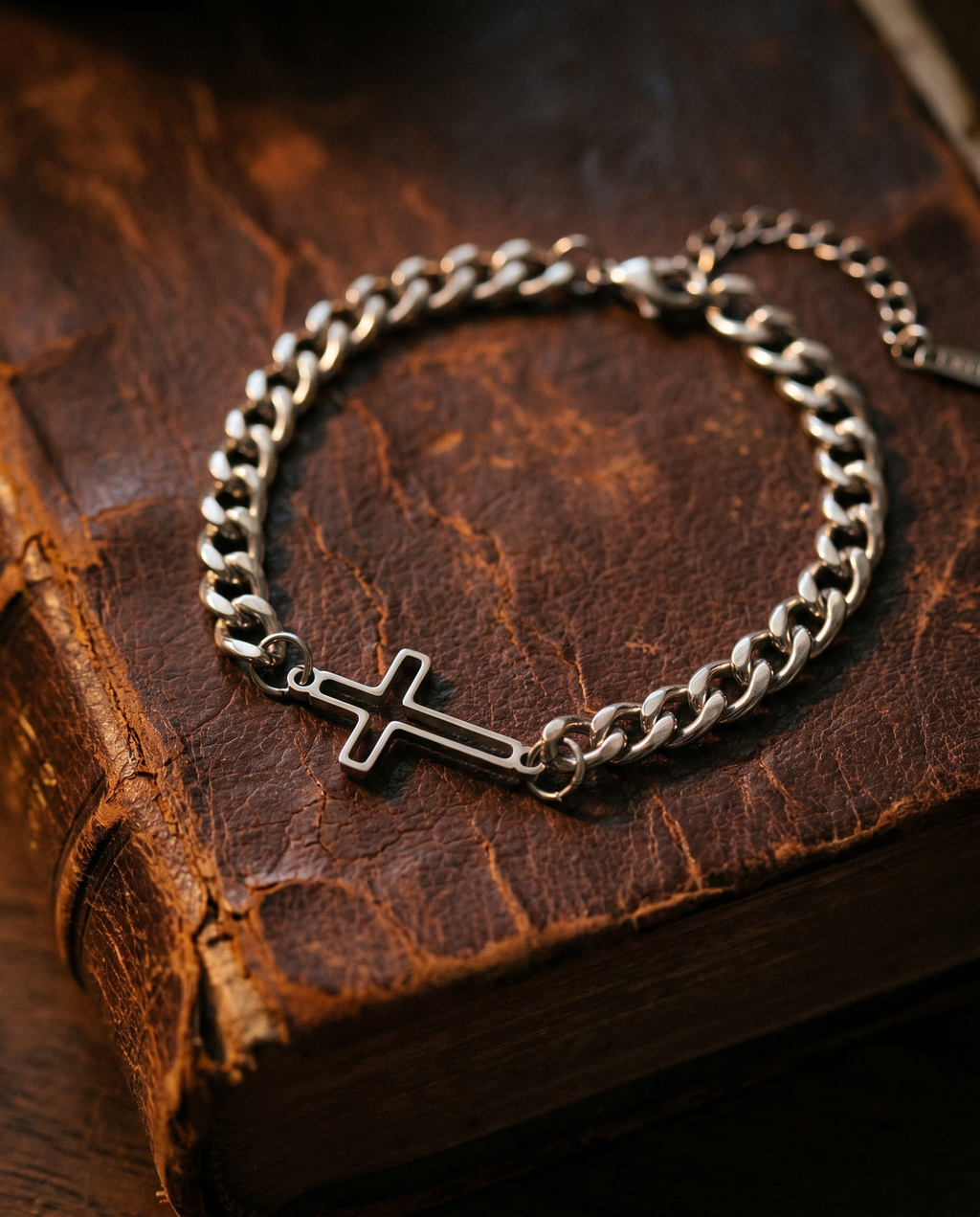 Tether — silver curb chain, single cross station