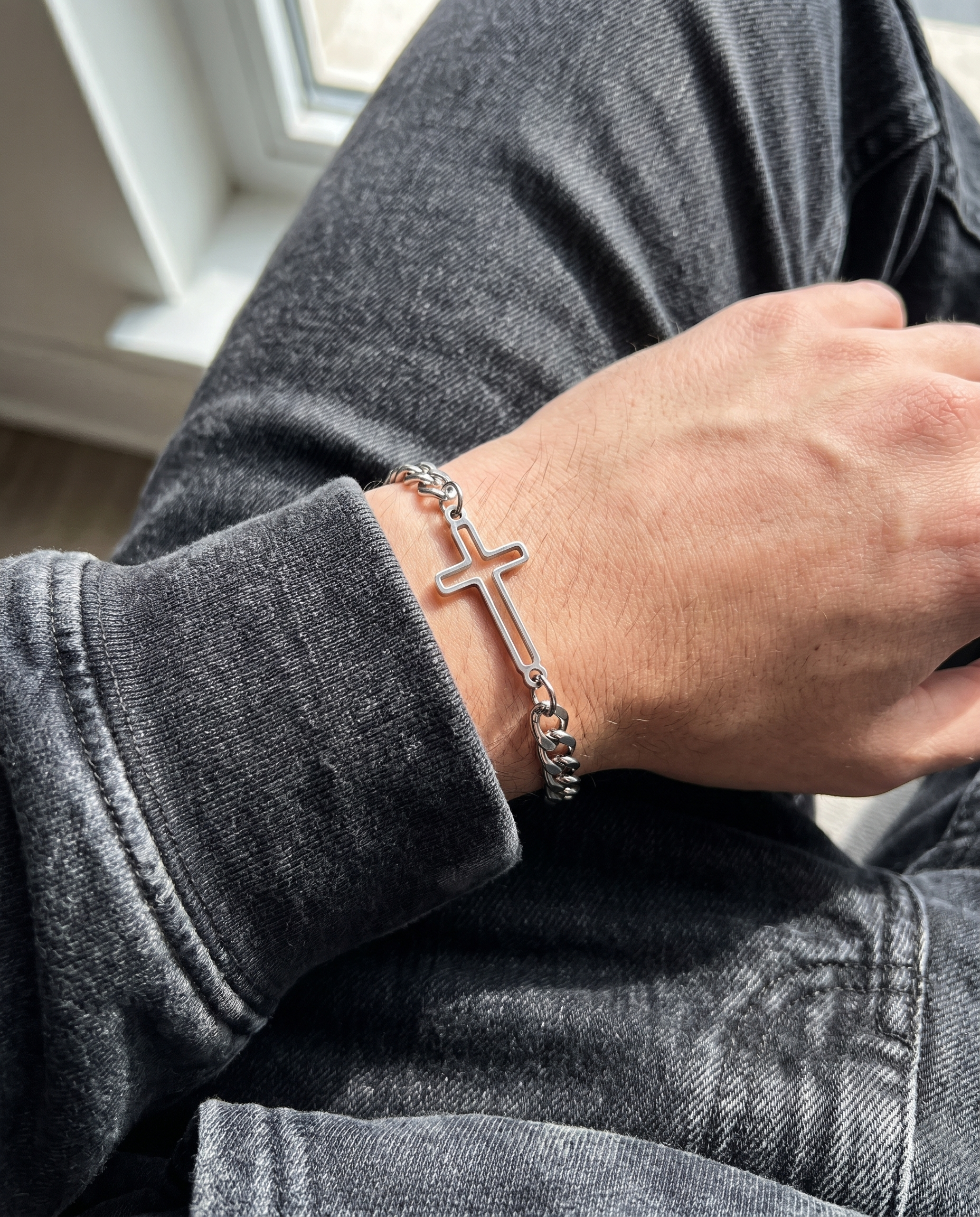 Tether — silver curb chain, single cross station