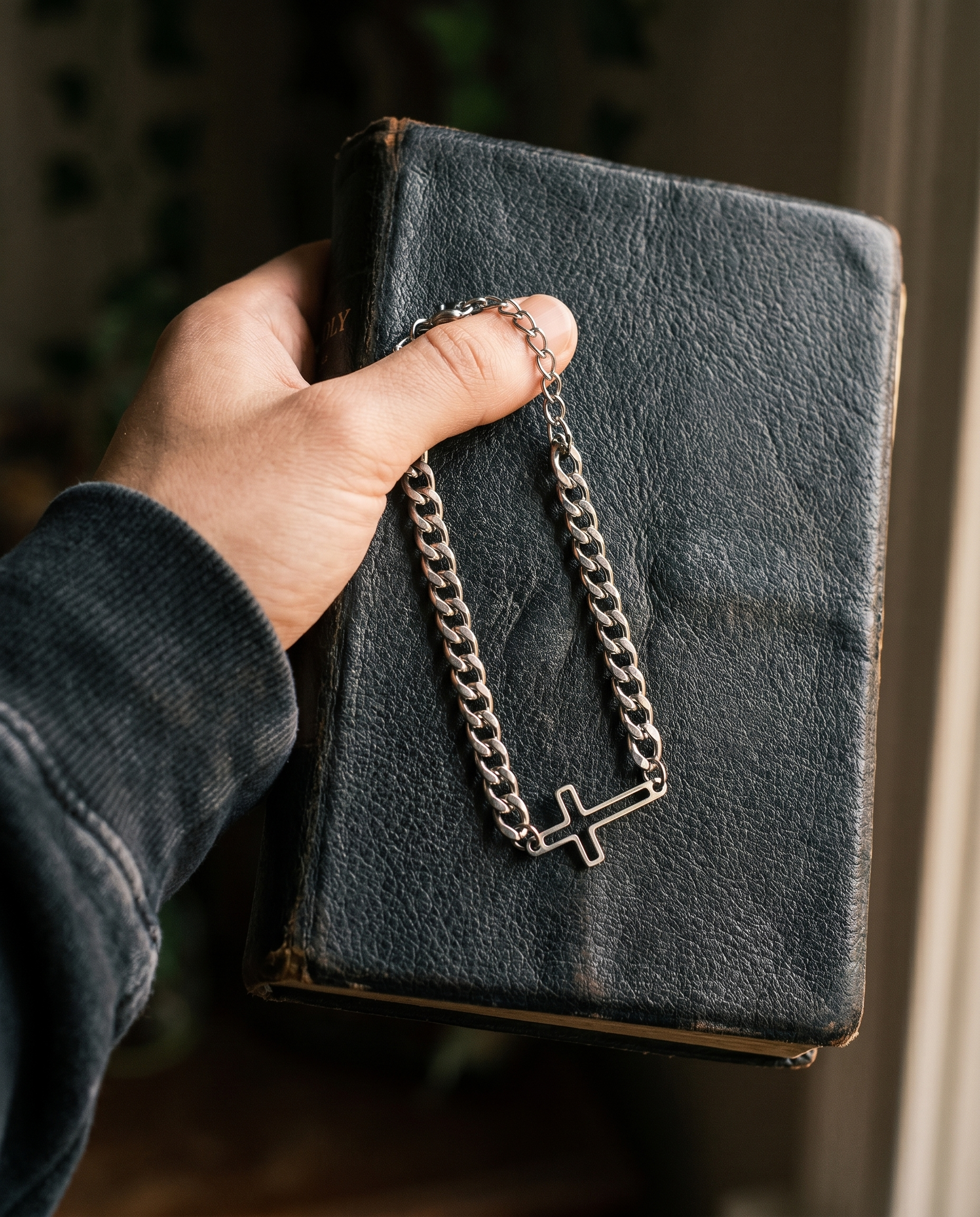 Tether — silver curb chain, single cross station