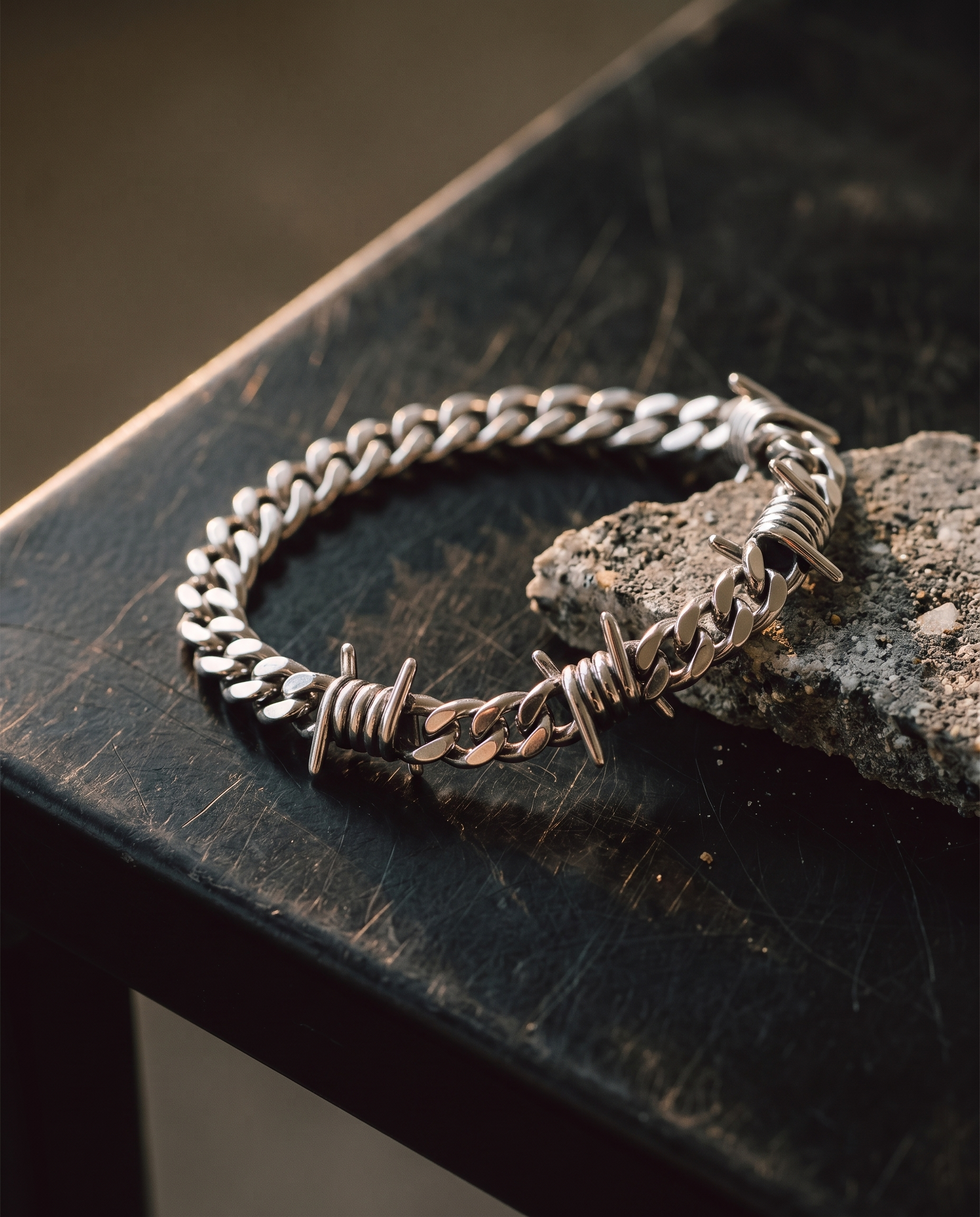 Legion — silver curb chain, single cross station