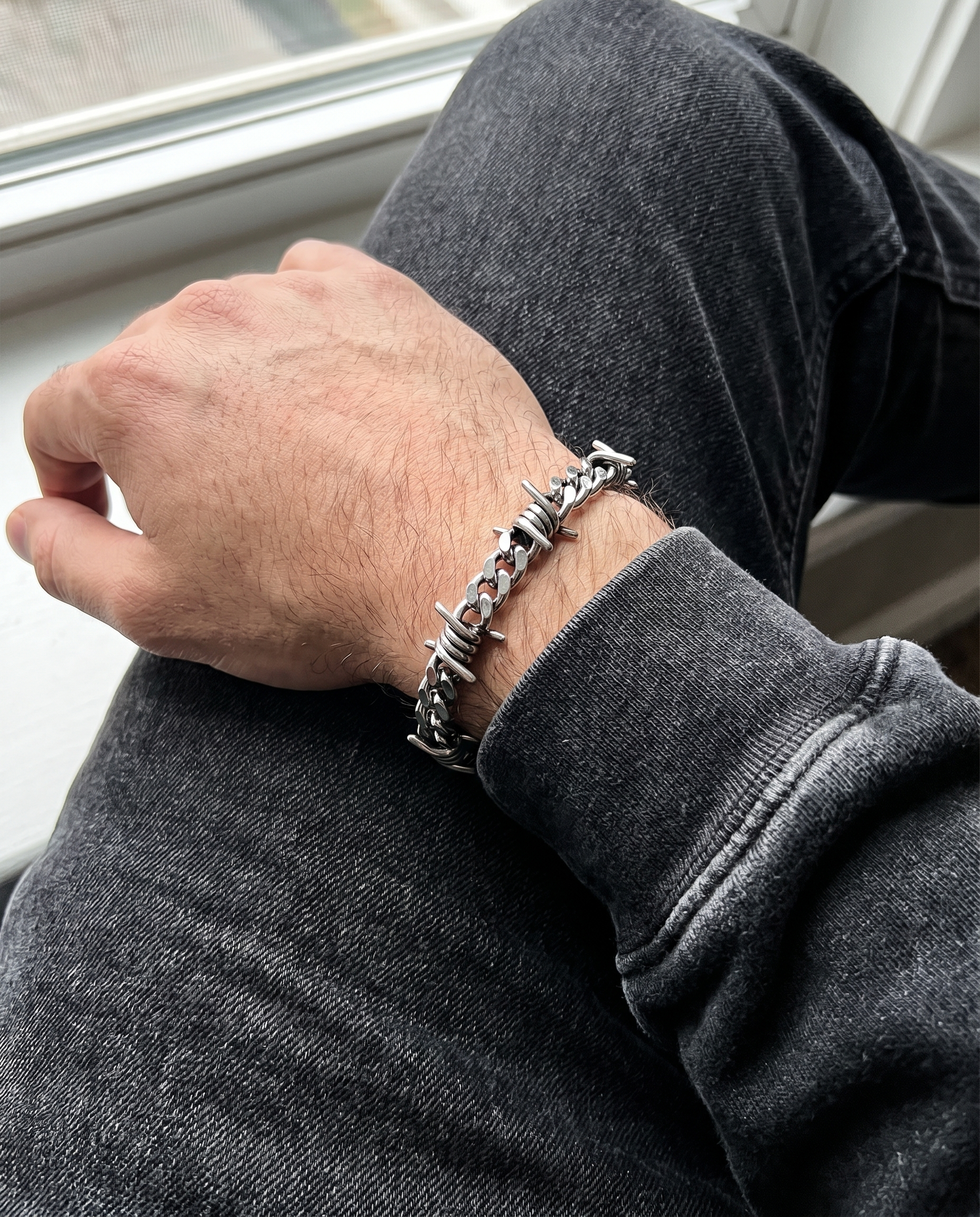 Legion — silver curb chain, single cross station