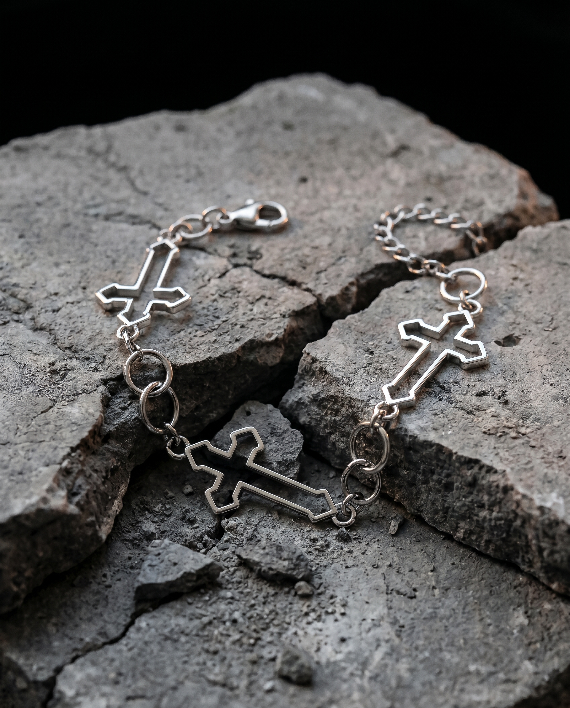 Fichée — silver links of budded/fleury crosses