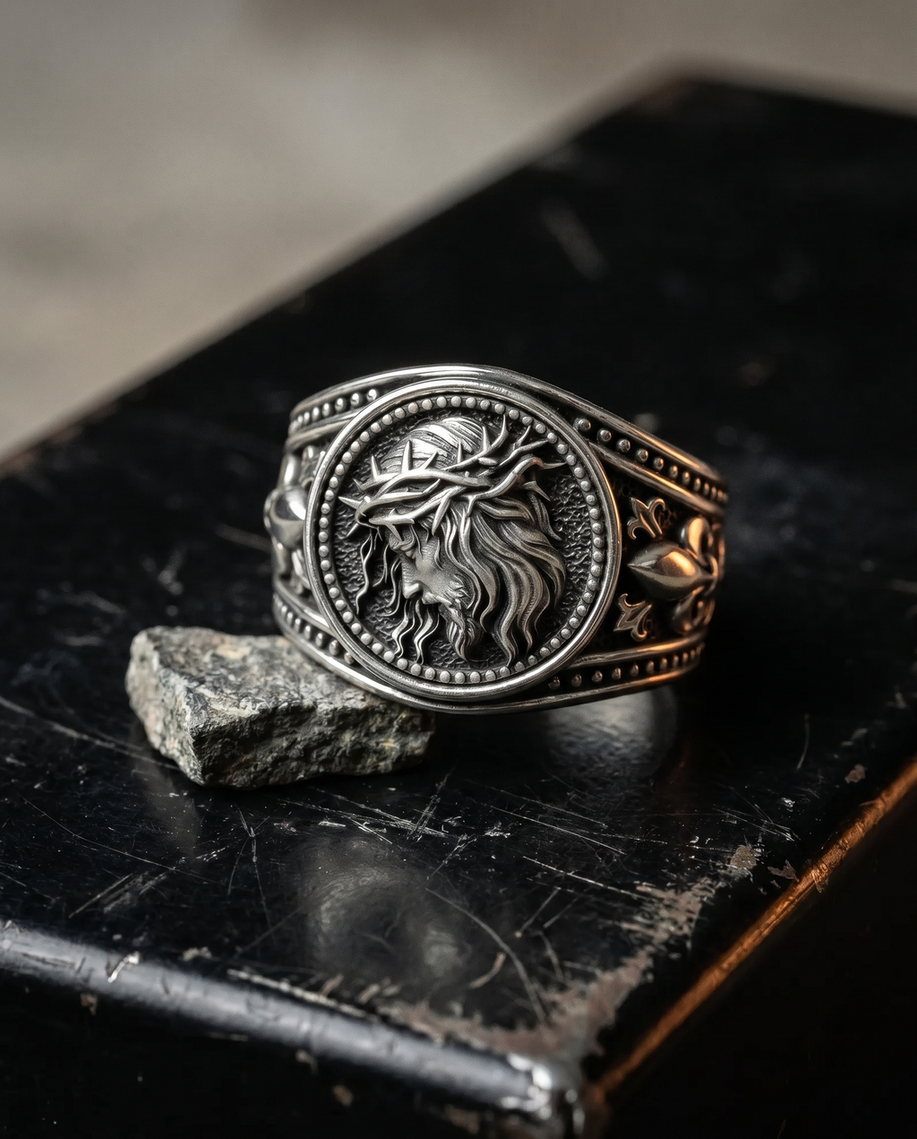 Conqueror — gold oval signet, roaring LION head